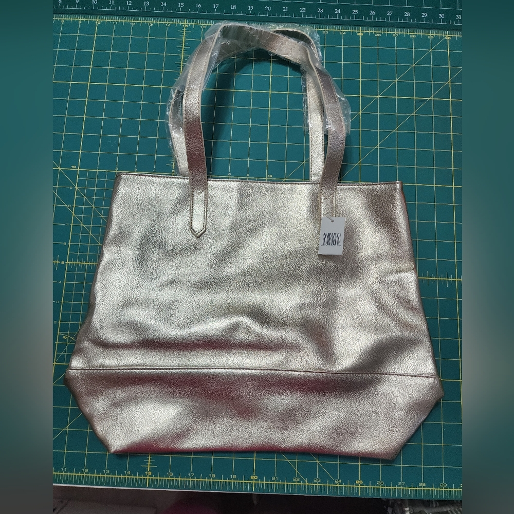 NWT large Bloomingdale’s  Gold tote bag,  Lined Pink 18" X 12" X 6"